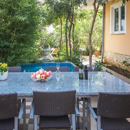 Apartment Amazing In Liznjan