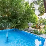 アパート 1 Bedroom Awesome In